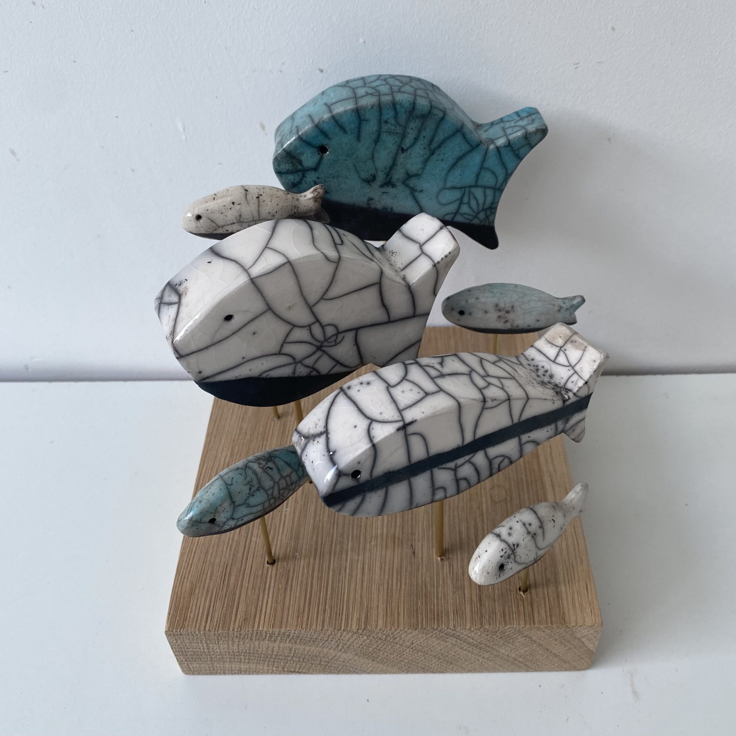 Petits poissons bleus et blancs sculptures raku isabelle bourgne