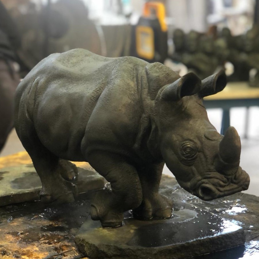 Rhinocéros bronze patine en cours