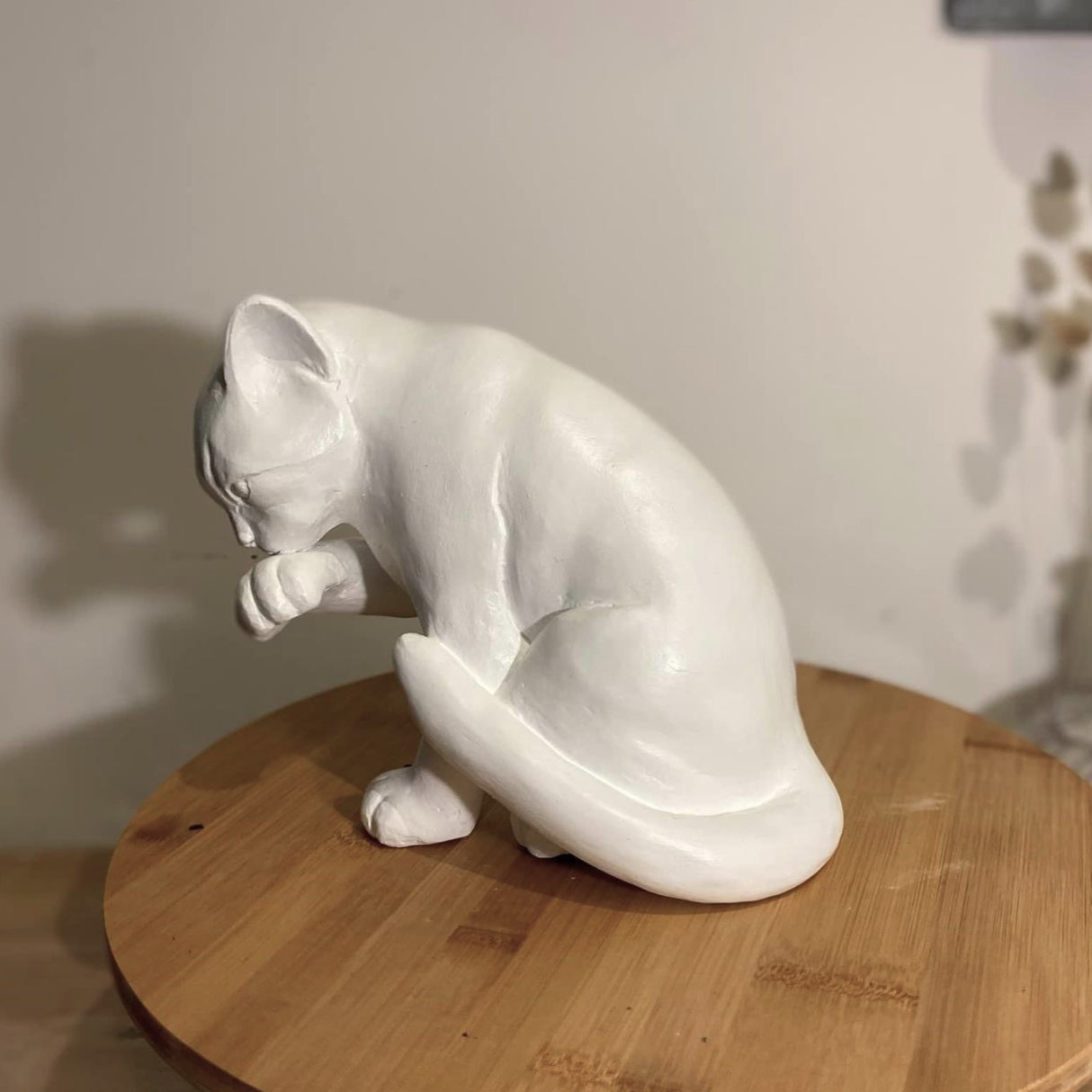 sculpture chat blanc modelage terre cuite isabelle bourgne artiste sculptrice créatrice